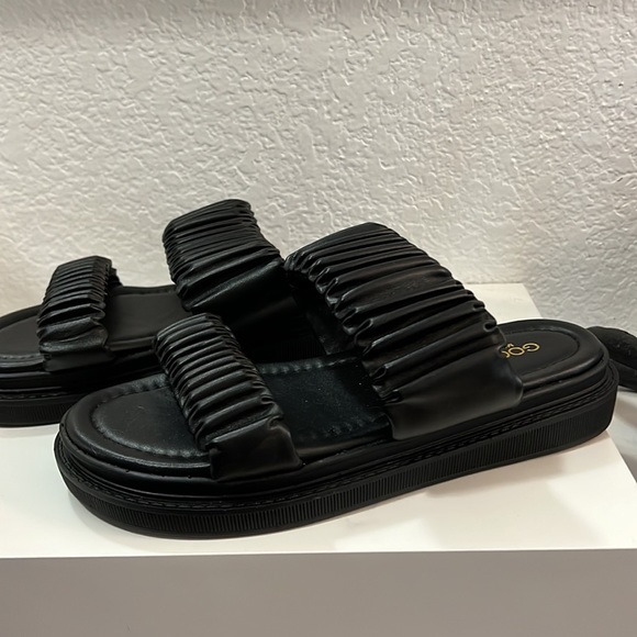 NWT Cute Sandals! - Picture 2 of 4